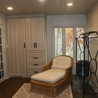 Foto de vestidor de mujer, moderno, grande, con suelo de madera oscura, suelo marrón, armarios estilo shaker y puertas de armario beige