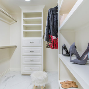 Inspiration för ett stort vintage walk-in-closet för könsneutrala, med luckor med upphöjd panel, vita skåp, klinkergolv i keramik och flerfärgat golv