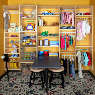 Ispirazione per un armadio o armadio a muro unisex eclettico di medie dimensioni con nessun'anta, ante in legno chiaro, moquette e pavimento multicolore