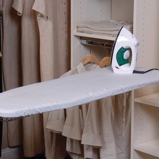 Idée de décoration pour un dressing tradition de taille moyenne et neutre avec des portes de placard blanches, un placard sans porte et moquette.