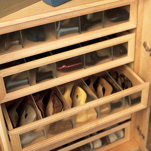 Inspiration för ett stort vintage walk-in-closet för könsneutrala, med skåp i ljust trä, luckor med glaspanel och heltäckningsmatta