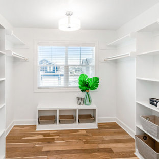 Idee per una cabina armadio unisex stile marinaro di medie dimensioni con parquet chiaro e pavimento multicolore