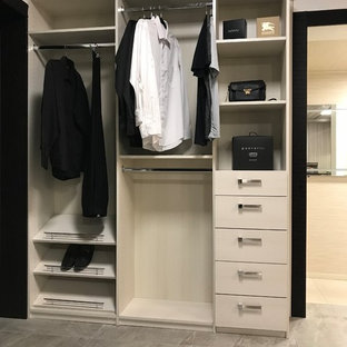 Diseño de armario unisex, minimalista, pequeño, con armarios abiertos y puertas de armario beige