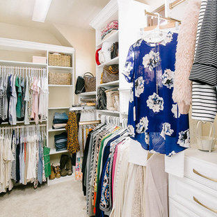 Modelo de armario vestidor unisex, clásico renovado, grande, con armarios abiertos, puertas de armario blancas, moqueta y suelo beige