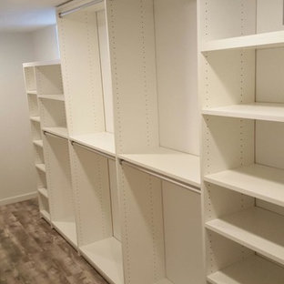 Imagen de armario vestidor unisex, clásico renovado, pequeño, con armarios abiertos, puertas de armario blancas y suelo de madera clara