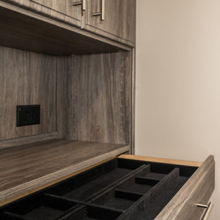 Imagen de armario y vestidor clásico renovado, de tamaño medio, con puertas de armario de madera en tonos medios
