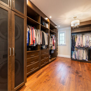 Imagen de armario vestidor unisex, tradicional renovado, grande, con armarios con paneles empotrados, puertas de armario marrones, suelo de madera en tonos medios y suelo marrón