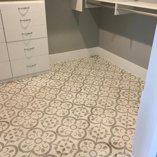 Ispirazione per una cabina armadio unisex contemporanea di medie dimensioni con ante lisce, ante bianche e pavimento multicolore