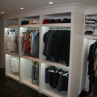 Foto de armario vestidor unisex, minimalista, grande, con armarios abiertos, puertas de armario blancas y suelo de madera oscura