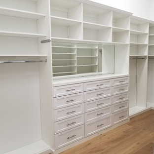 Inspiration för stora klassiska walk-in-closets för könsneutrala, med skåp i shakerstil, vita skåp, ljust trägolv och beiget golv