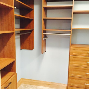 Ispirazione per una grande cabina armadio unisex american style con ante in legno chiaro e pavimento in marmo