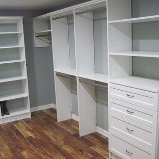 Mittelgroßer, Neutraler Klassischer Begehbarer Kleiderschrank mit offenen Schränken, weißen Schränken und dunklem Holzboden in Sonstige