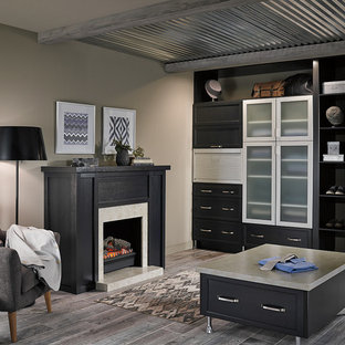 Immagine di un'ampia cabina armadio unisex contemporanea con ante in stile shaker, ante in legno bruno, pavimento in gres porcellanato e pavimento grigio