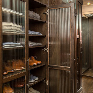 Immagine di un grande spazio per vestirsi unisex stile americano con ante in stile shaker, ante in legno bruno, pavimento in legno massello medio e pavimento marrone