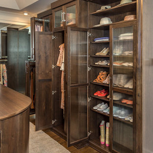 Idee per un grande spazio per vestirsi unisex american style con ante in stile shaker, ante in legno bruno, pavimento in legno massello medio e pavimento marrone