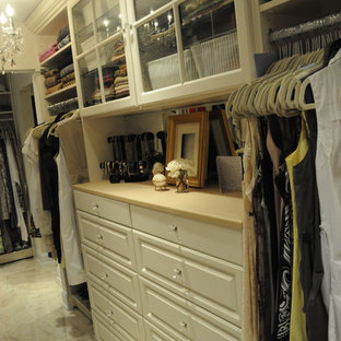 Esempio di una grande cabina armadio unisex chic con ante con bugna sagomata e ante beige