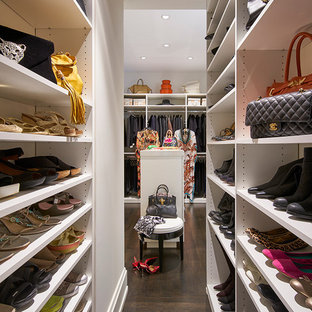Immagine di una cabina armadio per donna chic con nessun'anta, ante bianche, parquet scuro e pavimento marrone