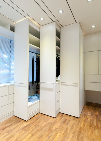 Moderne Armoire et Dressing by Architology