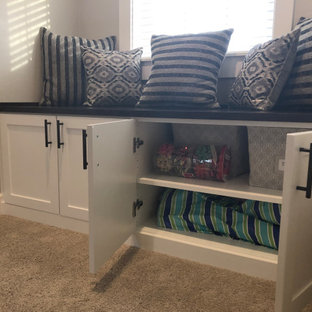 Modelo de armario unisex, de estilo de casa de campo, grande, con armarios estilo shaker, puertas de armario blancas, moqueta y suelo beige