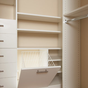 Idéer för att renovera ett mellanstort funkis walk-in-closet för könsneutrala, med vita skåp, heltäckningsmatta och släta luckor