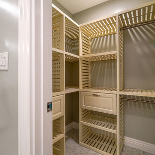 Ispirazione per una cabina armadio american style di medie dimensioni con ante con bugna sagomata, ante in legno chiaro e pavimento multicolore
