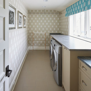 Esempio di una cabina armadio unisex shabby-chic style di medie dimensioni con ante con bugna sagomata, ante beige, pavimento con piastrelle in ceramica e pavimento beige