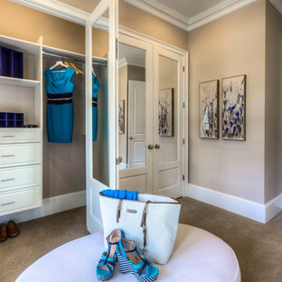 Klassisches Ankleidezimmer mit Ankleidebereich und weißen Schränken in Atlanta