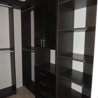 Idee per una cabina armadio unisex minimal di medie dimensioni con ante lisce e ante con finitura invecchiata
