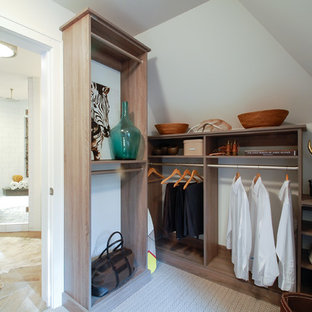 Imagen de vestidor de hombre, costero, de tamaño medio, con armarios con paneles lisos, puertas de armario de madera clara y moqueta