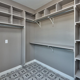 Foto på ett stort amerikanskt walk-in-closet för könsneutrala, med klinkergolv i keramik och flerfärgat golv