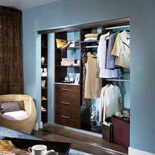 Foto di un piccolo armadio o armadio a muro unisex contemporaneo con ante lisce e ante in legno bruno