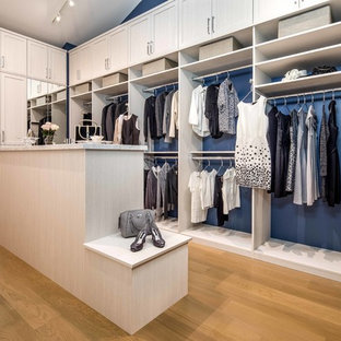 Idee per una cabina armadio per donna tradizionale con ante in stile shaker, ante in legno chiaro, pavimento in legno massello medio e pavimento marrone