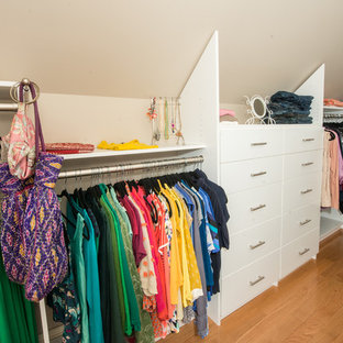 Klassisk inredning av ett mycket stort walk-in-closet för kvinnor, med öppna hyllor, vita skåp och brunt golv