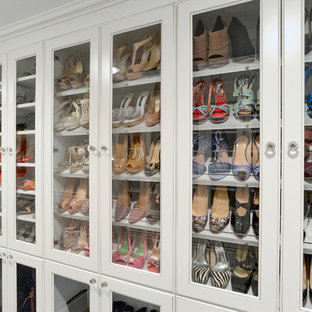 Example of a classic closet design in New York