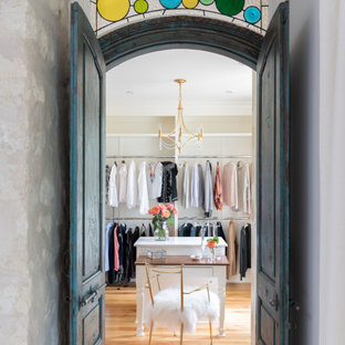 Idéer för stora vintage walk-in-closets för kvinnor, med mellanmörkt trägolv och beiget golv