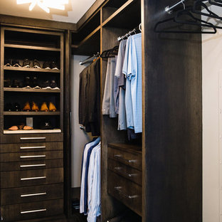 Diseño de armario vestidor unisex, minimalista, grande, con armarios con paneles lisos, puertas de armario de madera en tonos medios, suelo de madera clara y suelo beige