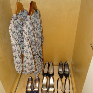 Esempio di armadi e cabine armadio unisex classici con ante con riquadro incassato, ante bianche e parquet chiaro