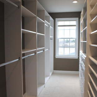 Mittelgroßer Klassischer Begehbarer Kleiderschrank mit profilierten Schrankfronten, weißen Schränken und Teppichboden in Washington, D.C.