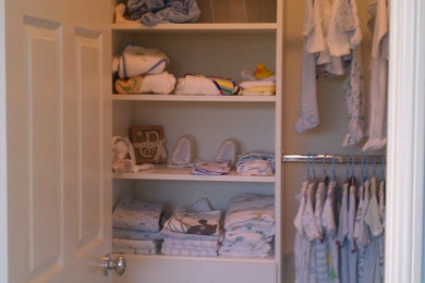 Modelo de armario vestidor unisex tradicional de tamaño medio con armarios abiertos, puertas de armario blancas, moqueta y suelo beige