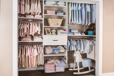 Foto de armario unisex actual de tamaño medio con armarios con paneles lisos, puertas de armario blancas, suelo de travertino y suelo beige