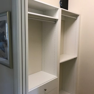 Idee per una cabina armadio mediterranea con pavimento in travertino