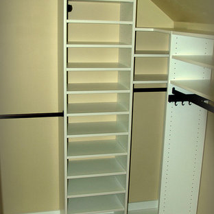 Imagen de armario vestidor de hombre, contemporáneo, pequeño, con armarios con paneles lisos, puertas de armario blancas y moqueta