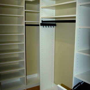 Ejemplo de armario vestidor de hombre, contemporáneo, pequeño, con armarios con paneles lisos, puertas de armario blancas y moqueta