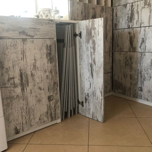 Diseño de armario y vestidor unisex, campestre, pequeño, con armarios con paneles lisos, puertas de armario con efecto envejecido, suelo de baldosas de porcelana y suelo beige