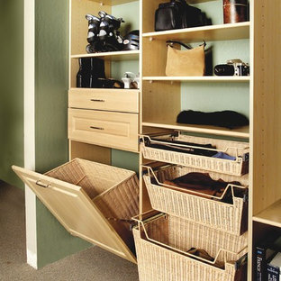 Foto di una cabina armadio unisex stile marinaro di medie dimensioni con ante con bugna sagomata, ante in legno chiaro, moquette e pavimento marrone