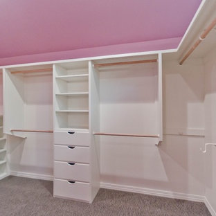 Esempio di una grande cabina armadio per donna shabby-chic style con ante bianche, ante lisce e moquette
