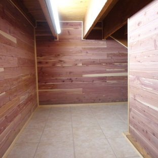 Modelo de armario vestidor unisex, tradicional renovado, pequeño, con armarios abiertos, puertas de armario de madera oscura, suelo de baldosas de porcelana y suelo beige