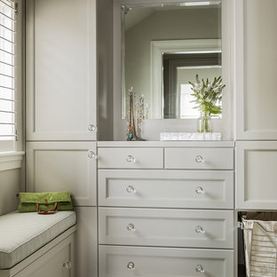 Inspiration pour un dressing et rangement marin avec un placard avec porte à panneau encastré et des portes de placard grises.