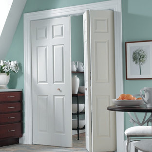 Ispirazione per piccoli armadi e cabine armadio design con ante in legno scuro e pavimento in cemento