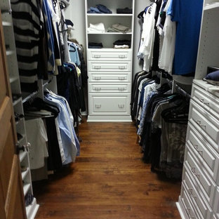 Mittelgroßer Klassischer Begehbarer Kleiderschrank mit profilierten Schrankfronten, weißen Schränken, dunklem Holzboden und braunem Boden in Jacksonville